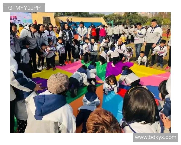 周末陪孩子踢足球放松心情,亲子时光尽享快乐与成长 周末陪孩子踢足球放松心情,亲子时光尽享快乐与成长