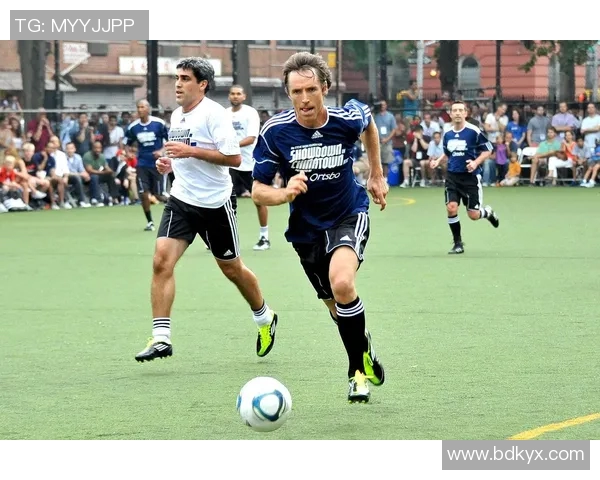 篮球球星与足球队的深度合作与互动探索跨界合作的多重价值与影响