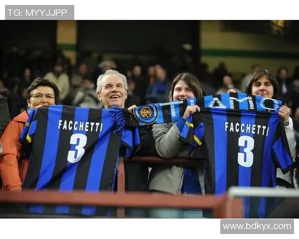 30位当红足球巨星盘点全面解析球场风采与荣耀瞬间