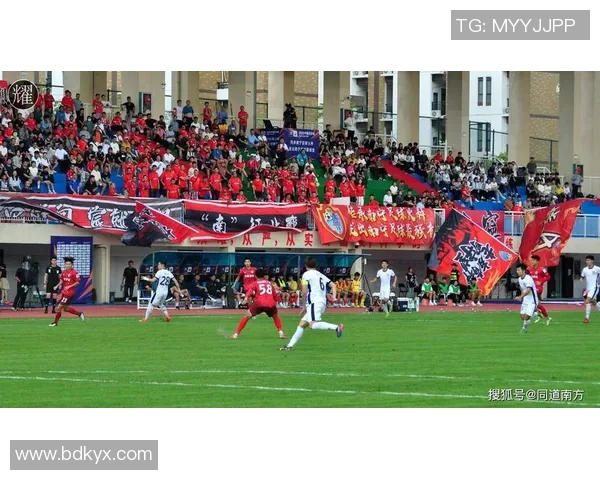 穿白衣的足球球星在赛场上英姿飒爽展现无与伦比的技术与风采 穿白衣的足球球星在赛场上英姿飒爽展现无与伦比的技术与风采