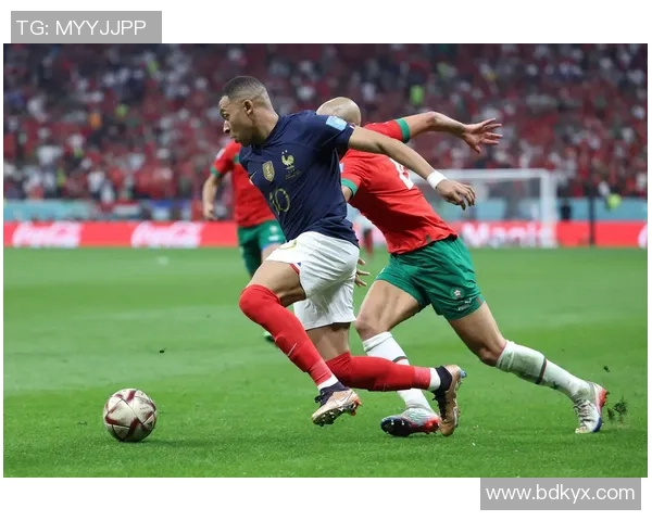 足球场上的球星英姿与精彩瞬间展现:足球技艺与比赛魅力全方位解析 足球场上的球星英姿与精彩瞬间展现:足球技艺与比赛魅力全方位解析